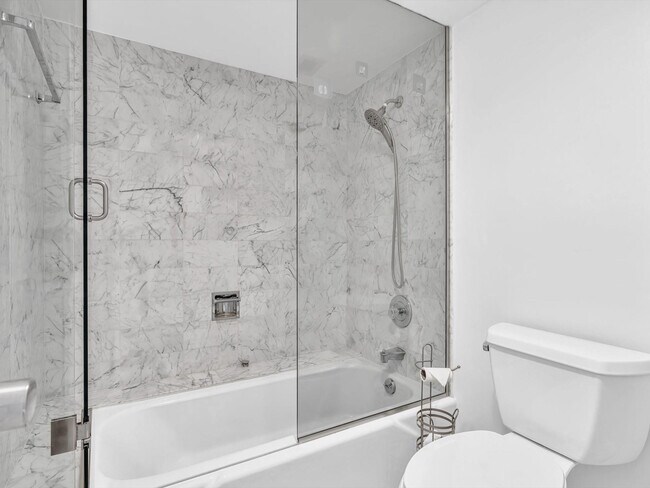 Building Photo - 1150 Hillsboro Mile