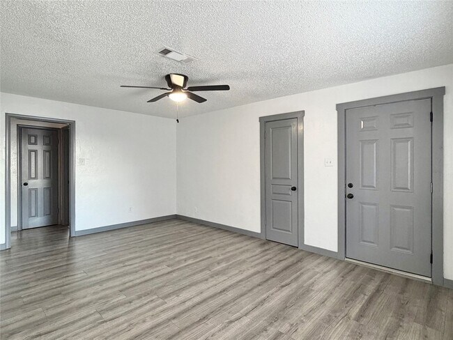 Building Photo - 2526 Louise St