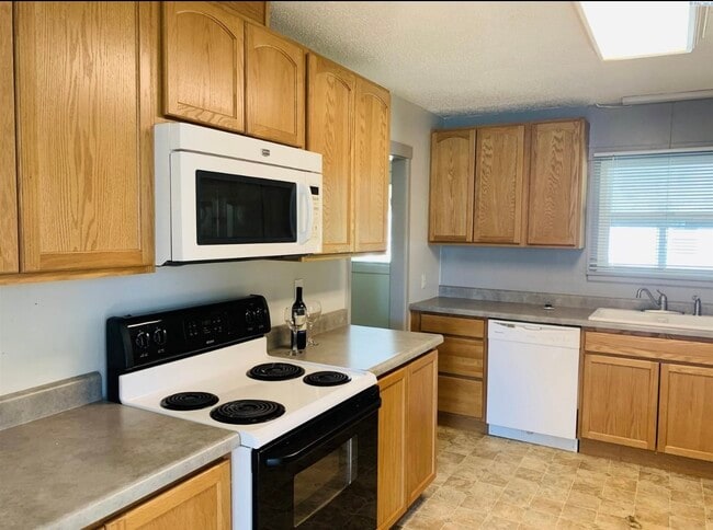Building Photo - 1110 Ione Dr