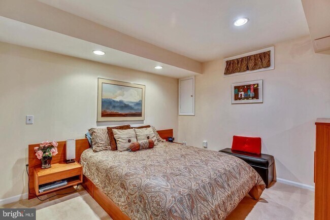 Building Photo - Experience elevated living in this beautifully renovated townhome nestled within the highly sough...