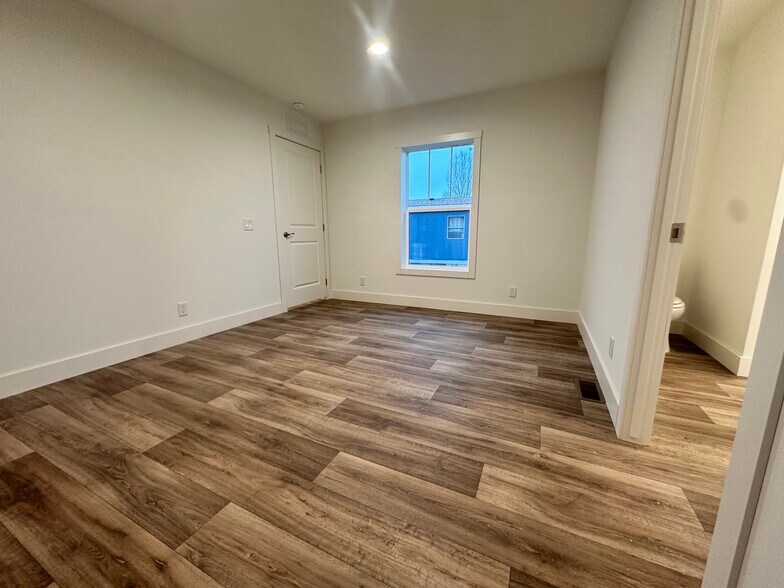 Building Photo - 19 Cavalier St N