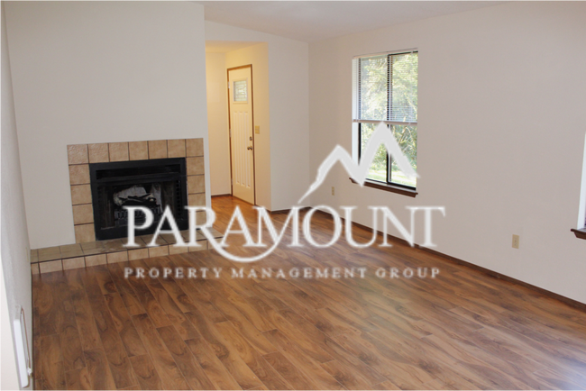 Building Photo - Remodeled 2 bed/1.5 bath duplex in Gig Harbor!
