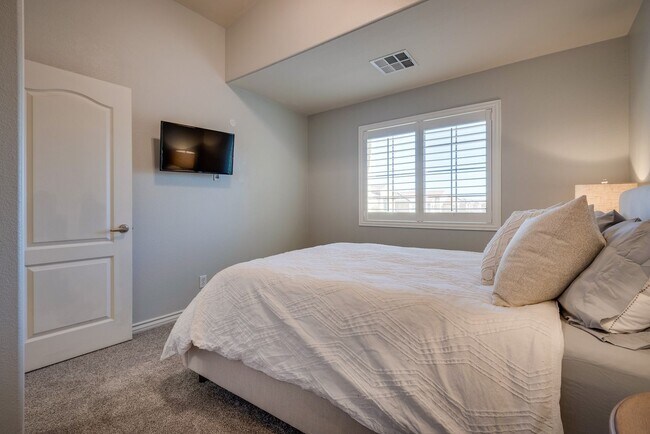 Building Photo - Gated single family home with 4 bed 3 bath...