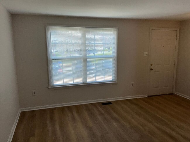 Building Photo - Very well maintained 3 bedroom 2 full 1 half bath town home located in the desired Stonebridge Co...