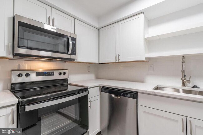 Building Photo - 422 S 15th St