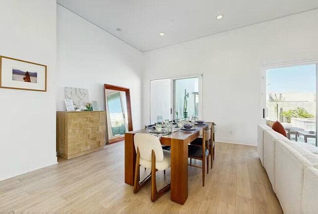 Building Photo - 3534 Ambassador Dr