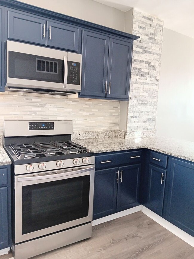 Building Photo - Gorgeous 4 bed, 2 bath located in the Heart of East Chicago
