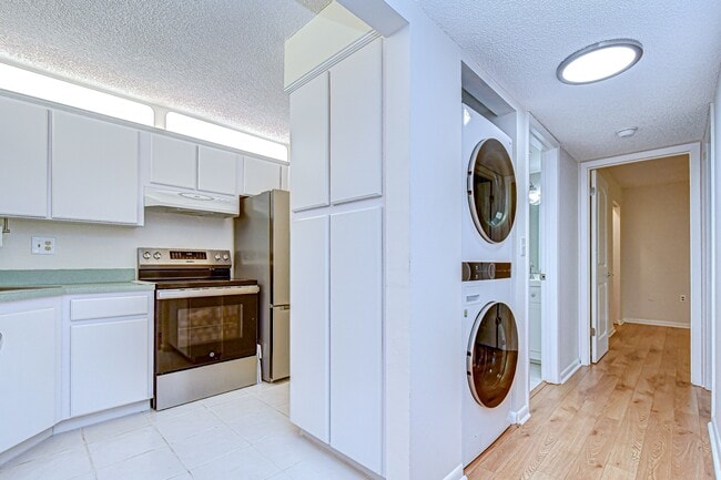Building Photo - 3161 Lake Pine Way S