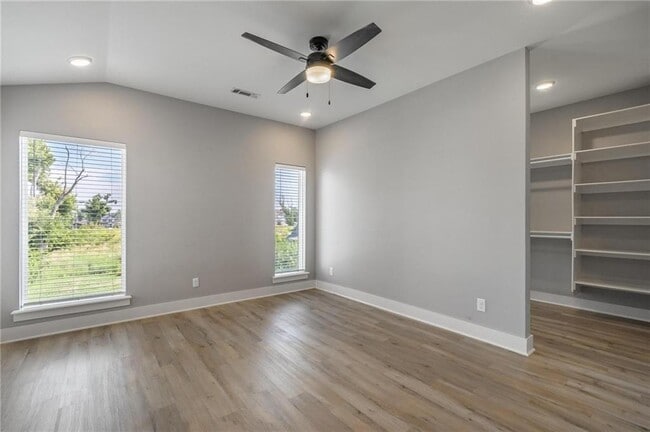 Building Photo - 608 W Maple St