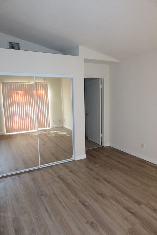 Building Photo - 3 Bedrooms, 2 Baths Half-plex in Greenhaven
