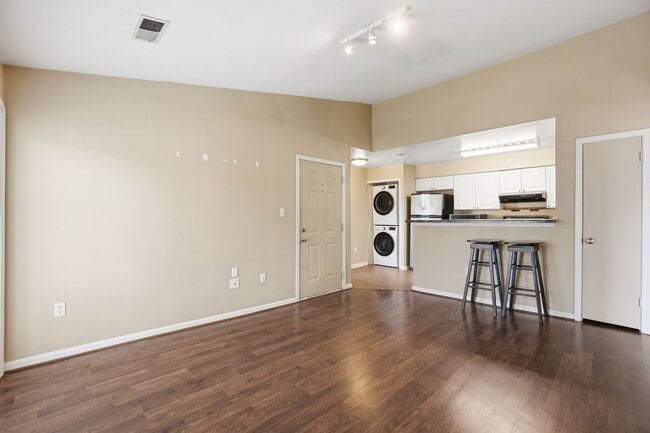Building Photo - NICELY UPDATED 1 BEDROOM 1 BATHROOM CONDO IN EXCELLENT LOCATION!!