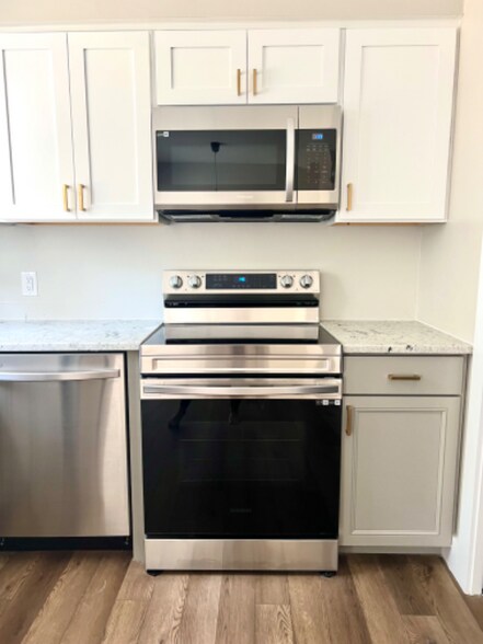 Building Photo - 8 Port W Ct