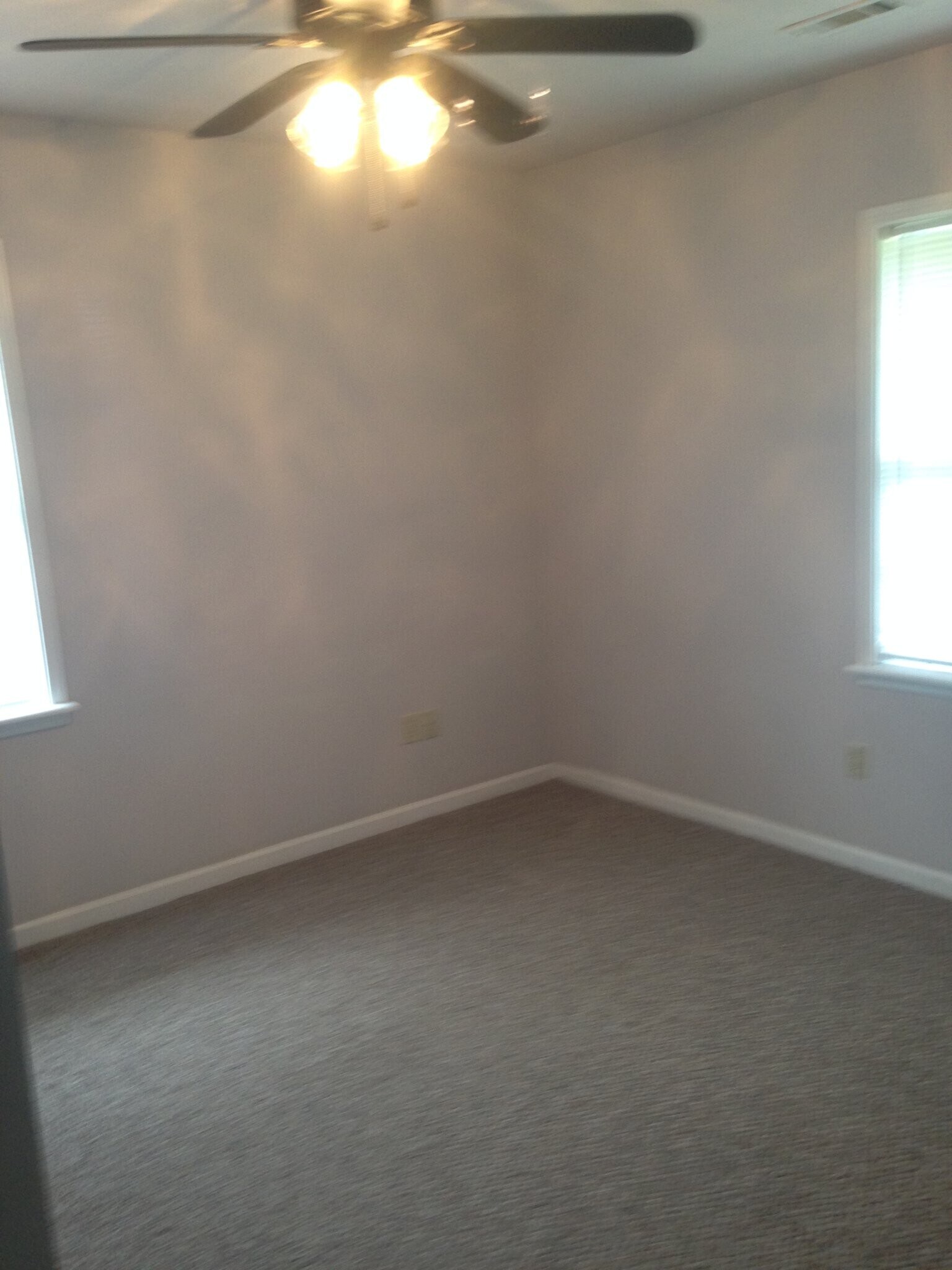 Building Photo - 1142 W Rochier St