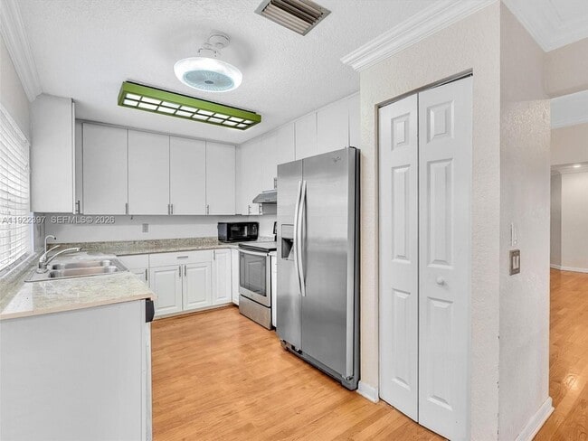 Building Photo - 1361 Cottonwood Cir