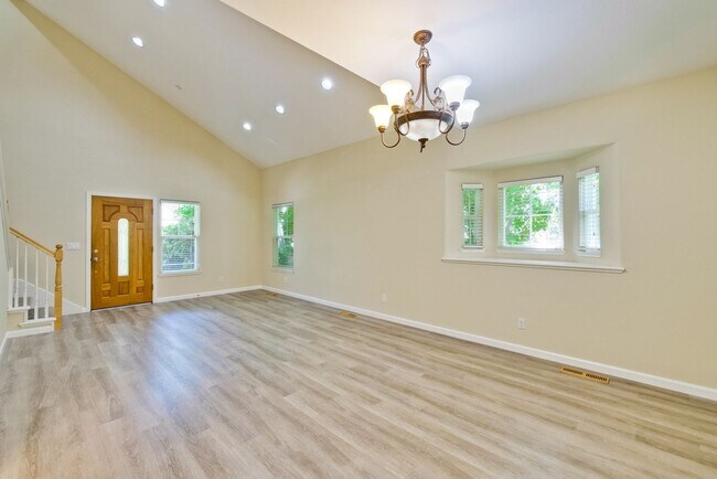 Building Photo - Awesome Home Located in a Quiet Tree Line Neighborhood