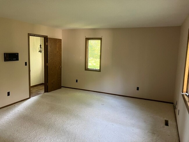 Building Photo - 4 Bedroom 3.5 Bath Wooded Lot