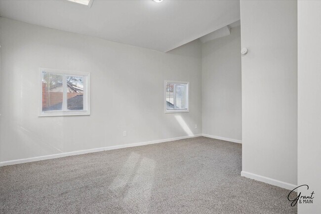 Building Photo - $1200 2 bedroom large home