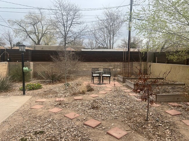 Building Photo - 630 Bryn Mawr Dr NE