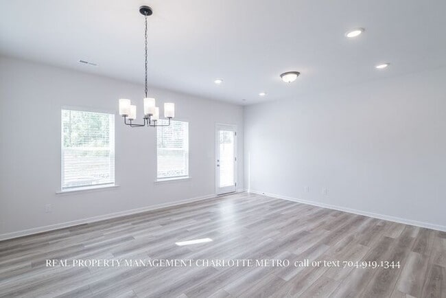 Building Photo - Modern Brand-New Built 3BR Townhome Near Uptown