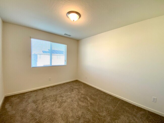 Building Photo - $2,195, 3 Bedroom In Gated Community with ...