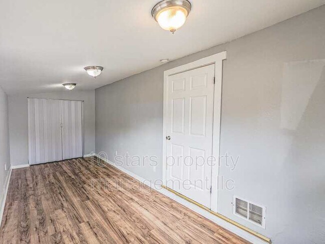 Building Photo - 2705 4th St S