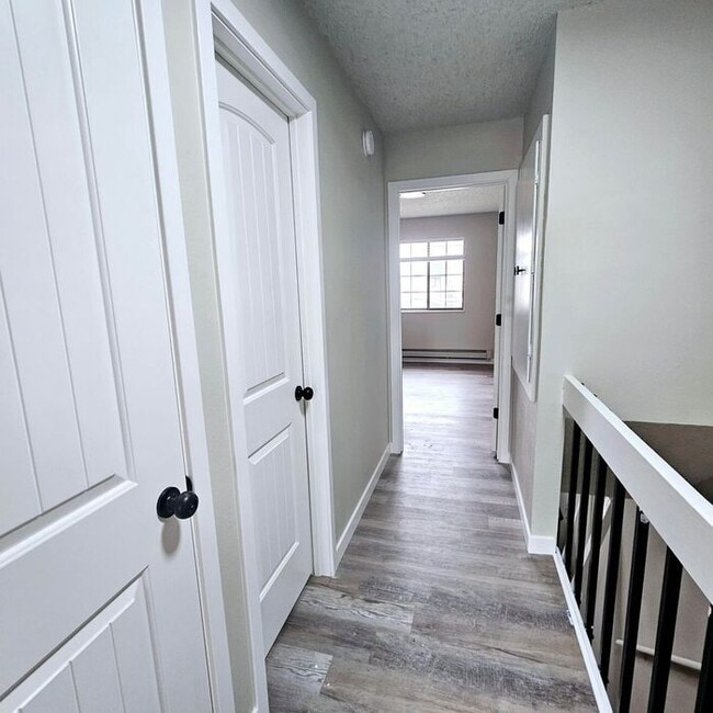 Building Photo - Remodeled 2-Bedroom Townhome!
