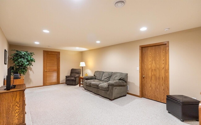 Building Photo - 878 Sky Ridge Dr