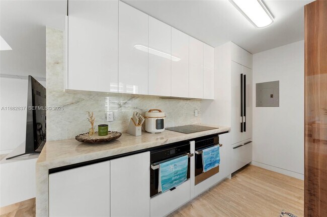 Building Photo - 5900 Collins Ave