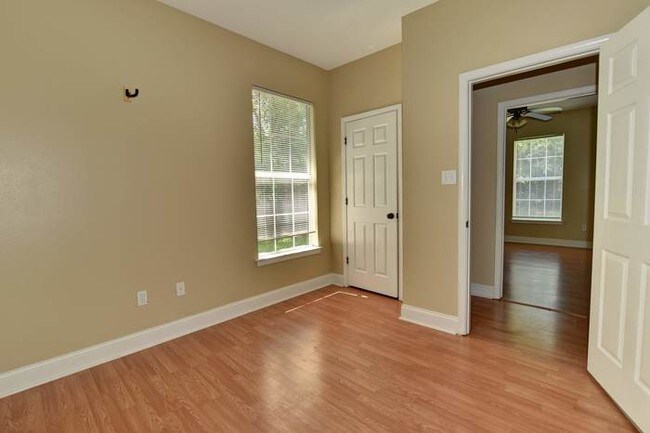 Building Photo - 719 42nd Ave