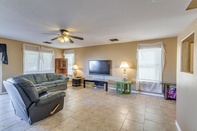 Building Photo - Amazing 4 bedrooms, 3 bathrooms house in P...