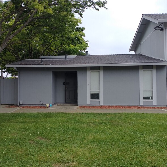 Building Photo - 195 Del Sur Ct