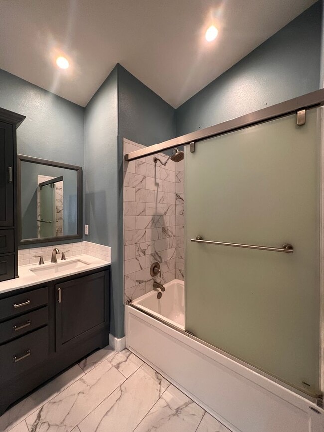 Building Photo - Private location in Crossroad Neighborhood!