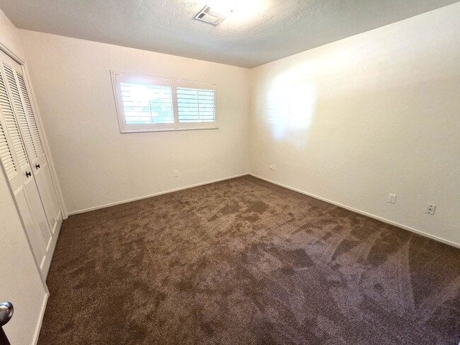 Building Photo - Immaculate 5 Bedroom 2.5 Bath Home Near Visalia Country Club