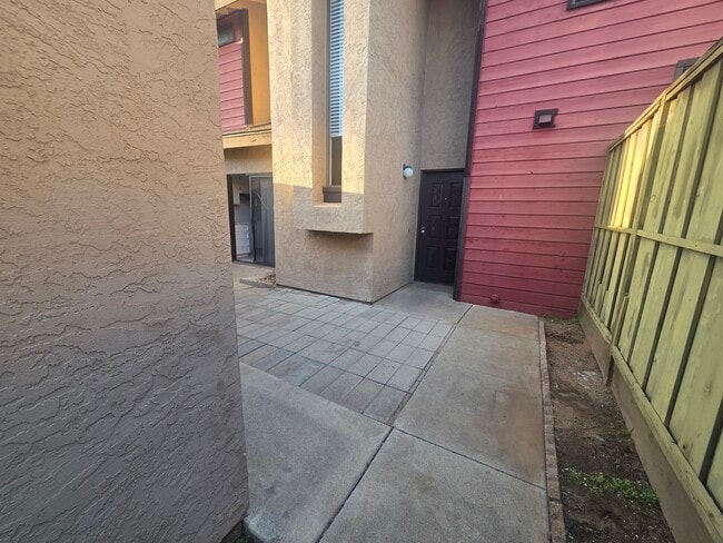 Building Photo - 140 E El Norte Pkwy