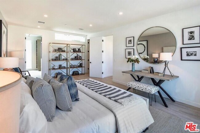 Building Photo - 1002 N Hudson Ave