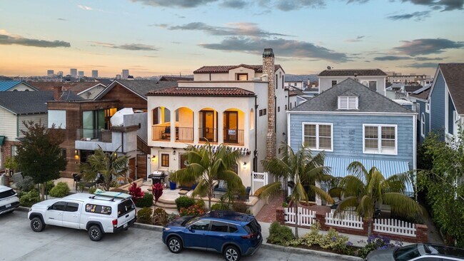 Building Photo - Newport Beach Balboa Peninsula Beach House with Rooftop Deck | Weekly & 30+ Night Stays
