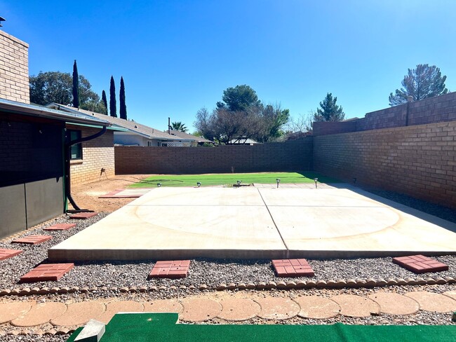 Building Photo - 1310 E Buckhorn Dr