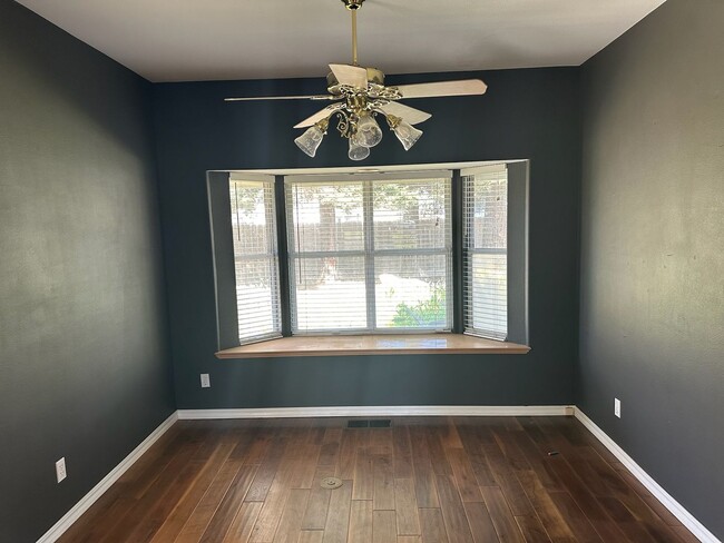 Building Photo - 511 Lone Oak Ct