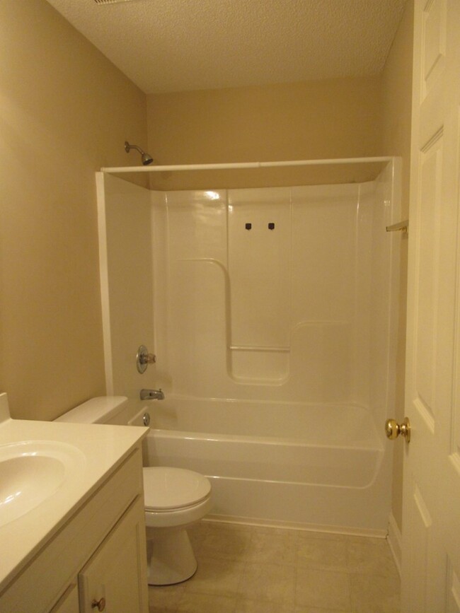 Building Photo - 3760 Beacon Dr