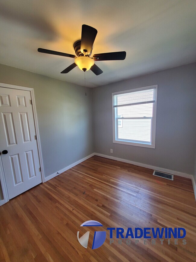 Building Photo - 1408 Lake St NE