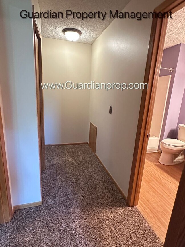 Building Photo - Apple Valley 2 Bedroom Town Home, Patio, Fireplace, 1 Car Garage, AC, New Carpet