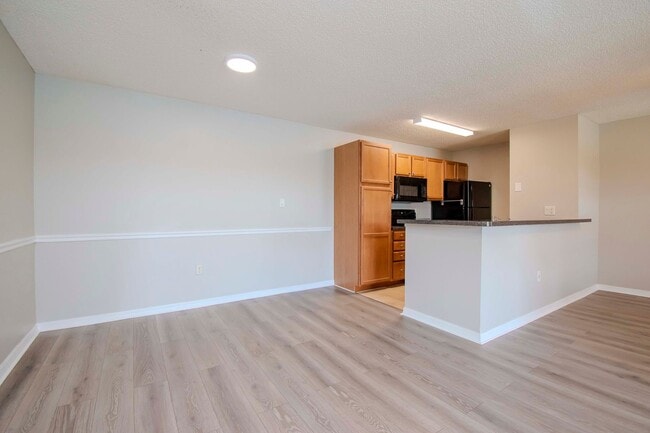 Building Photo - Lake Front 1BR + Den -Move In Special Available