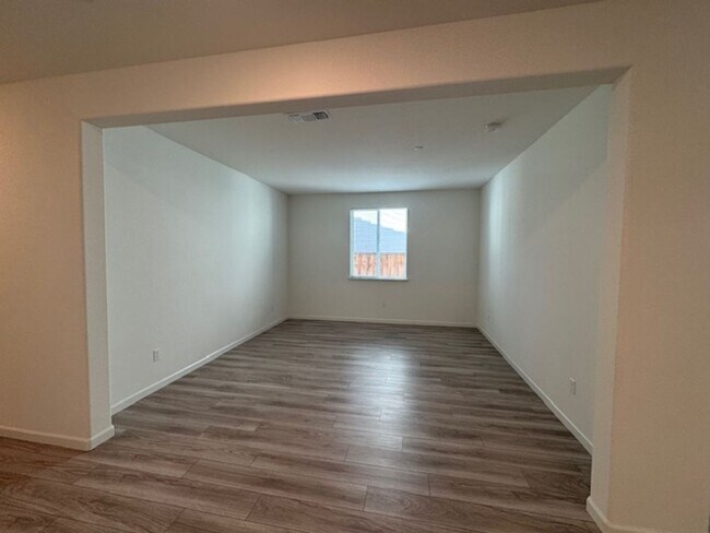 Building Photo - Beautiful, Single Story 3 Bedroom Home in ...