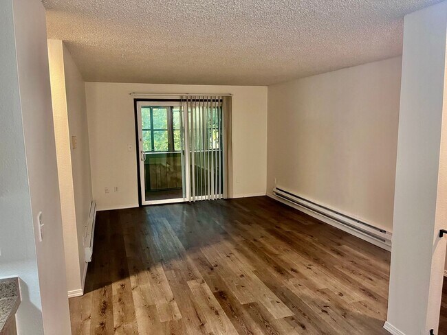 Building Photo - Single level top floor 1 bed Flat w/Covere...