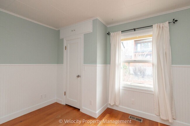 Building Photo - Charming Westside Cottage