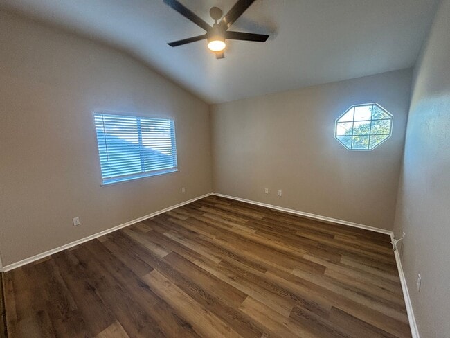 Building Photo - Spacious 4-Bedroom Home in Valencia's Nort...