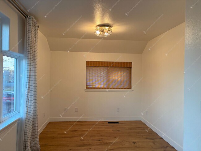 Building Photo - Find a piece of serenity in Historic Old Bend! (Unfurnished)