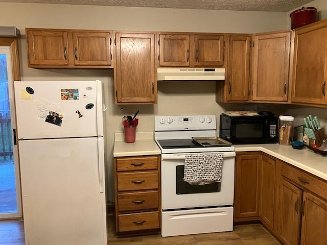 Spacious kitchen - 330 Warren St