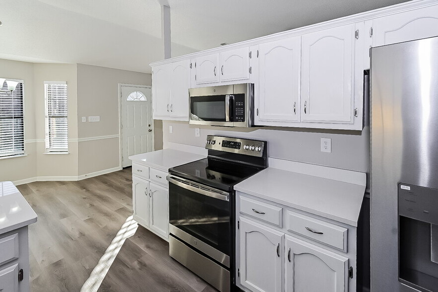 Building Photo - 10873 E Ridge Dr