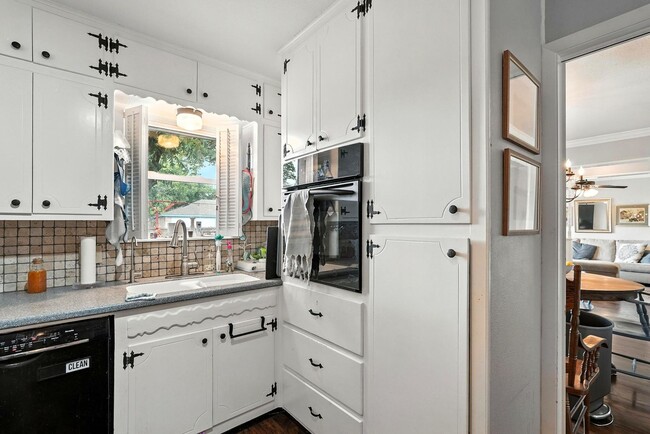Building Photo - 3026 Ventura Dr